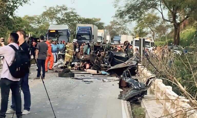 Ônibus bate em caminhote, despenca de ponte e cai em rio; 8 passageiros morrem