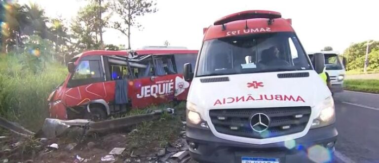 BR-324: Acidente com micro-ônibus que transportava pacientes deixa cinco feridos