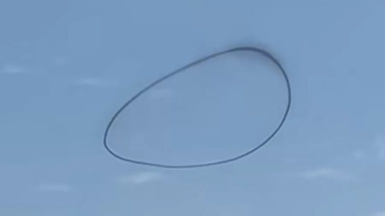 ALIENÍGENAS? Anel preto misterioso aparece flutuando no meio do céu dos EUA