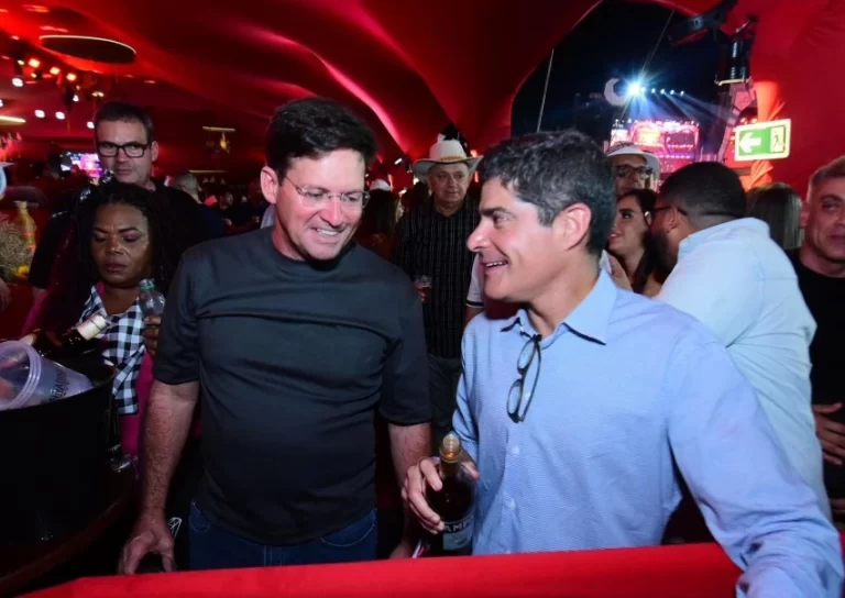 COMENDO ÁGUA! ACM Neto e João Roma curtem São João de Cruz das Almas com prefeito Ednaldo