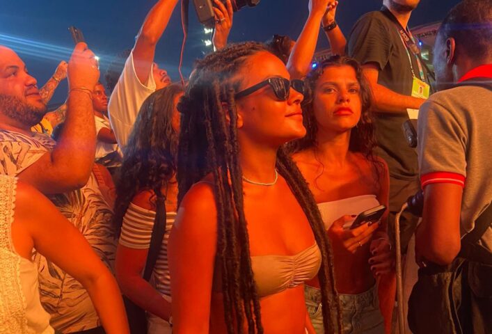 Bella Campos curte som da Família Gil e exala simpatia no Festival Virada Salvador