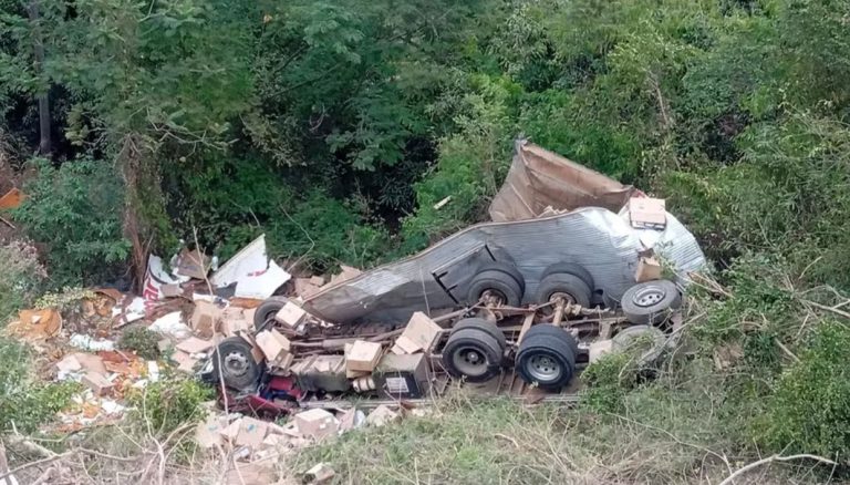 SUDOESTE DA BAHIA: Adolescente morre após caminhão cair em ribanceira na BA-148