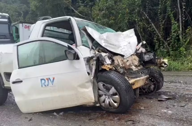 Batida entre dois carros e carreta mata uma pessoa, no sul da Bahia