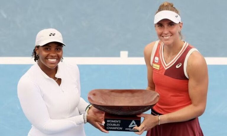 É CAMPEÃ! Ao lado de Townsend, Bia Haddad é campeã de duplas em Adelaide