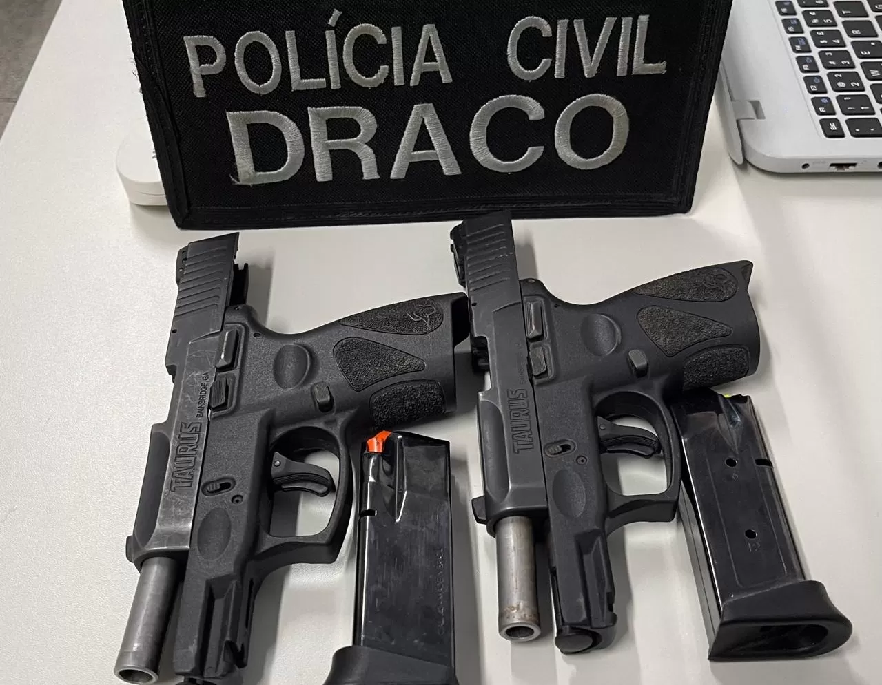Duas pistolas são apreendidas em Feira de Santana