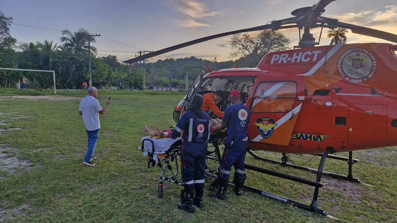 - FERIDOS: Professora é resgatada por bombeiros após desabamento de teto em escola na Ilha de Itaparica