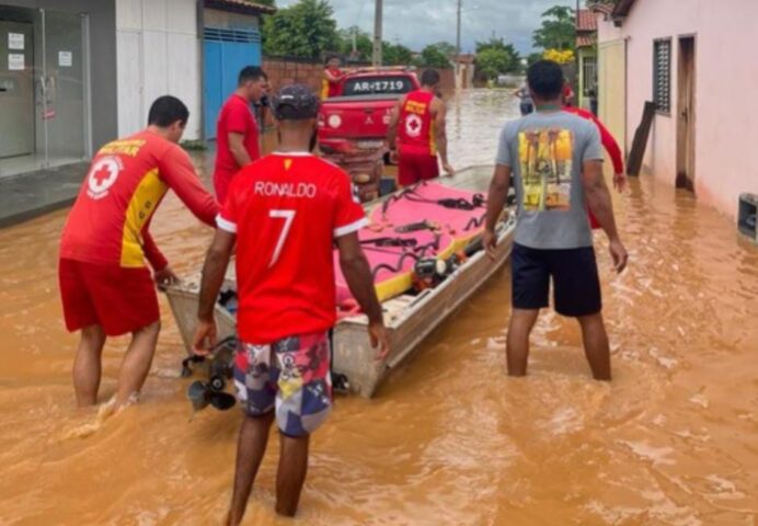 Manuel Rocha lamenta impactos das chuvas em municípios baianos e pede ações urgentes para amenizar situação