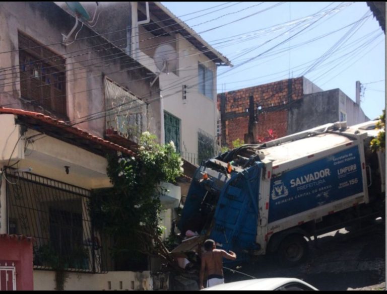 SEM FERIDOS: Caminhão do lixo bate em muro de casa e fica atravessado em rua de Brotas