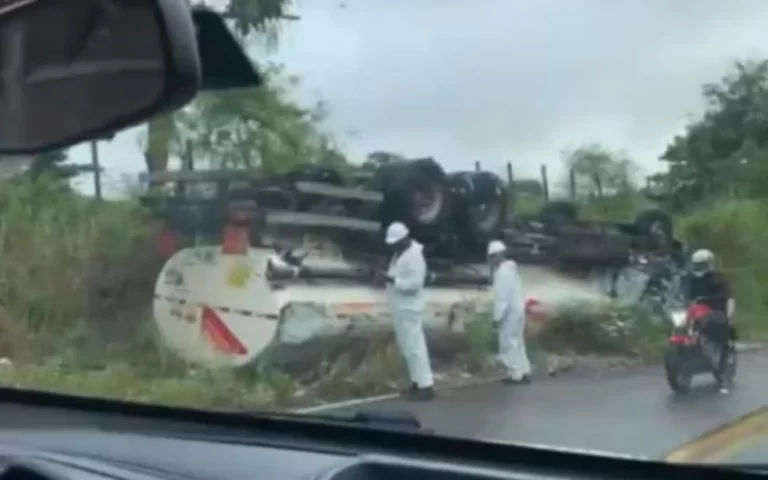 MOTORISTA FICOU FERIDO: Caminhão-tanque capota entre as cidades de Santo Antônio de Jesus e Varzedo
