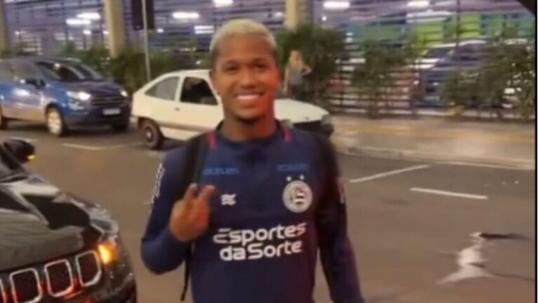 AMIZADE: Jogador do Vitória deixa rivalidade de lado e busca André do Bahia no aeroporto