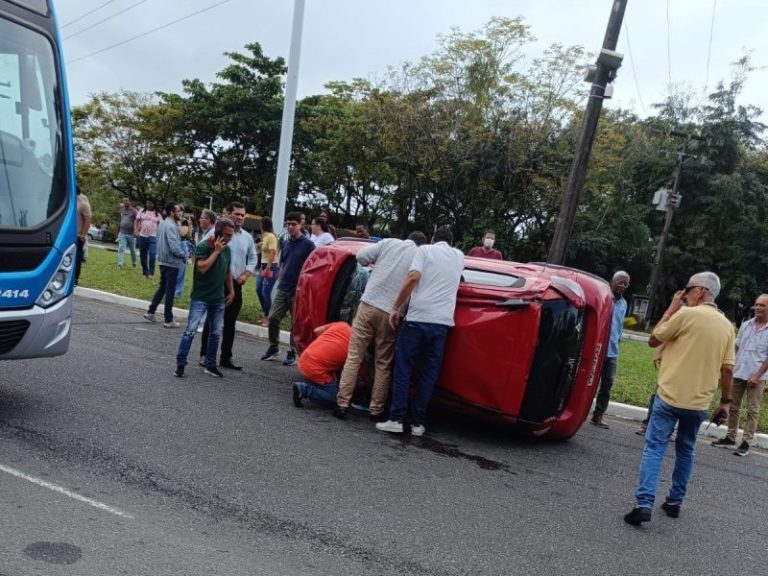 SALVADOR: Carro capota no CAB e uma pessoa fica ferida