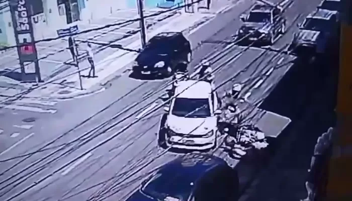 ENLOUQUECEU? Motorista derruba três PMs de moto e bate em carro no centro de Salvador
