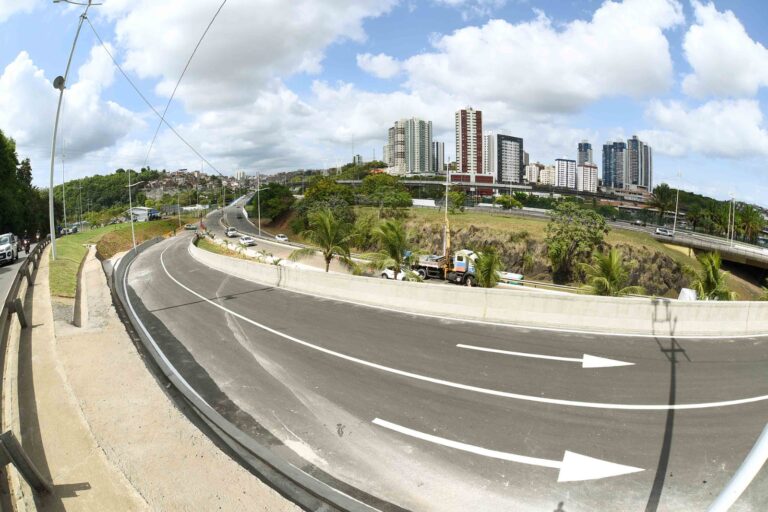 Prefeitura inaugura nova via para ampliar mobilidade entre Av. Bonocô e Cabula e melhorar tráfego na Rótula do Abacaxi
