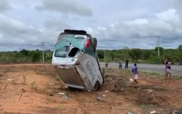 Ambulância capota em município baiano e cinco ocupantes saem ilesos
