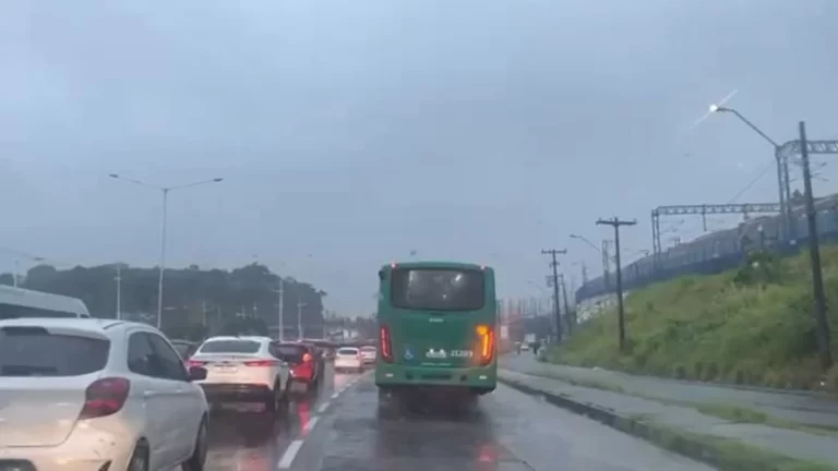 Chuvas diminuem intensidade durante madrugada em Salvador; veja previsão