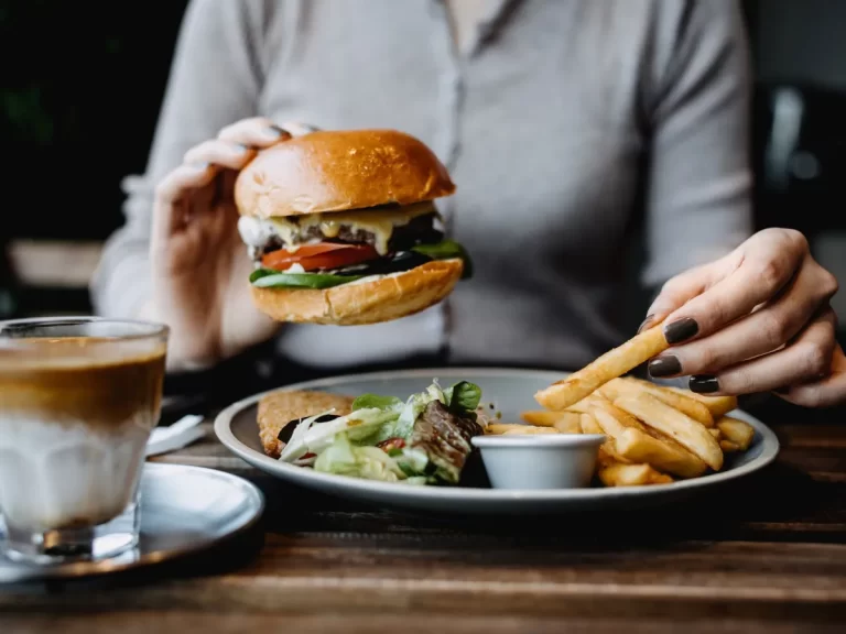 Ansiedade e alimentação: veja os alimentos que podem agravar os sintomas