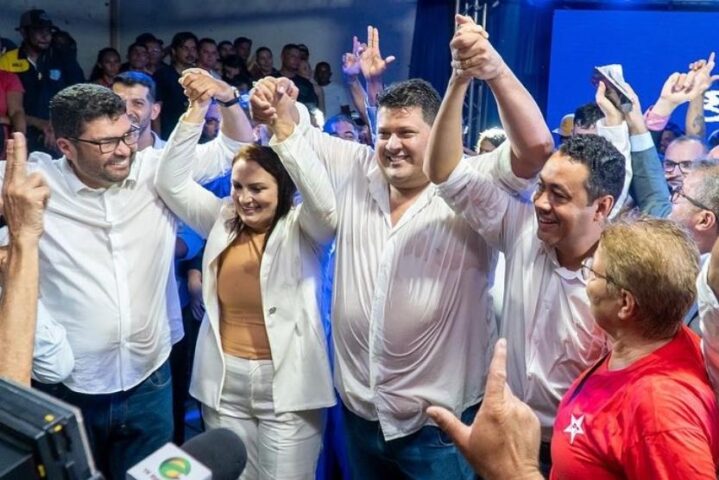 Em palanque que une partidos do governo e da oposição, prefeito de Euclides da Cunha lança candidato à sucessão