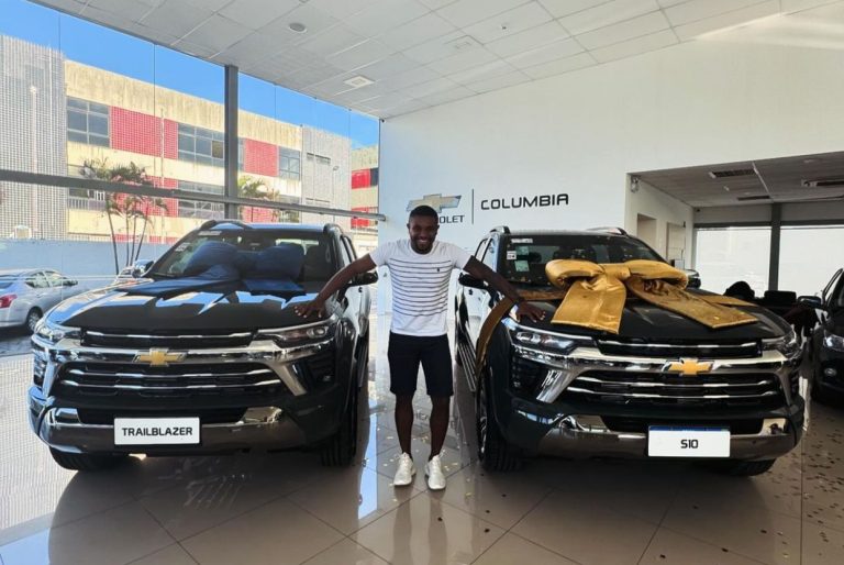‘CRIANÇAS CHEGARAM’: Davi recebe carros que ganhou no BBB 24
