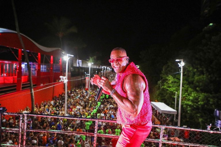 Léo Santana embala legião de foliões com sequência de hits durante o Pipoco