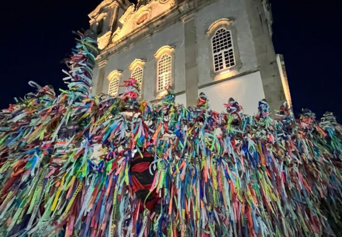 ‘Sexta-feira da Gratidão’: Torcedor pendura camisa do Vitória na grade da igreja do Bonfim para agradecer acesso à Série A