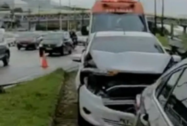 BANDIDOS LEVARAM CELULAR: Vítima de acidente assaltada na Av. Paralela, em Salvador