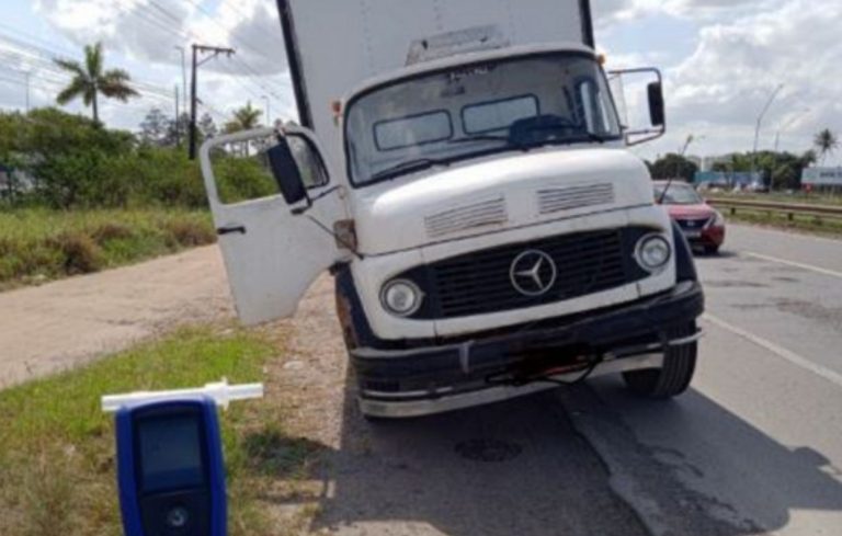 ESTAVA DIRIGINDO EM ZIGUE-ZAGUE: Motorista alcoolizado é preso na BR-324