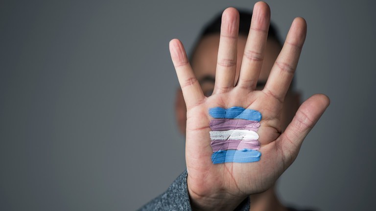 Disque 100 registra mais de 4 mil denúncias de violações de diretos contra população trans em 2023