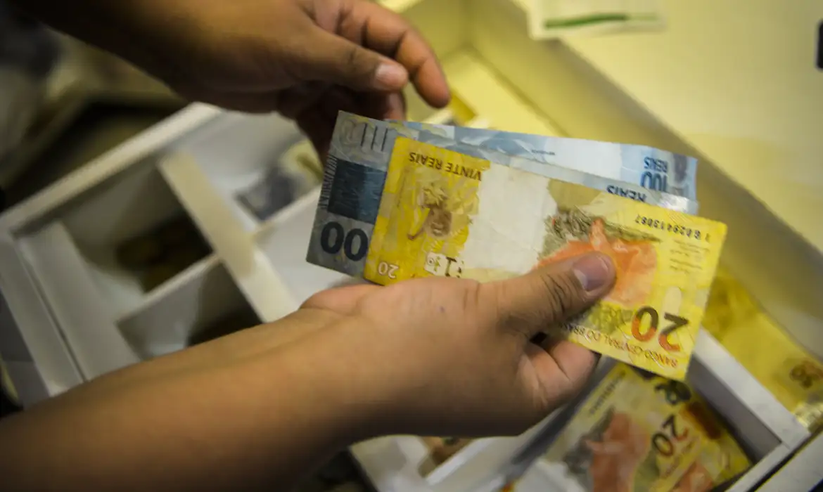 REAJUSTE DE 6,8%: Salário mínimo sobe R$ 103 e passa de R$ 1.518 para R$ 1.621 em 2026