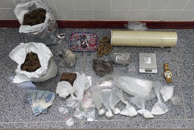 FEIRA DE SANTANA: Homem é preso com drogas após denúncias de populares