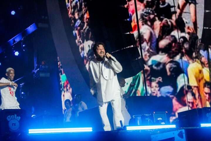 Saulo faz ode à Bahia durante apresentação no Festival Virada Salvador