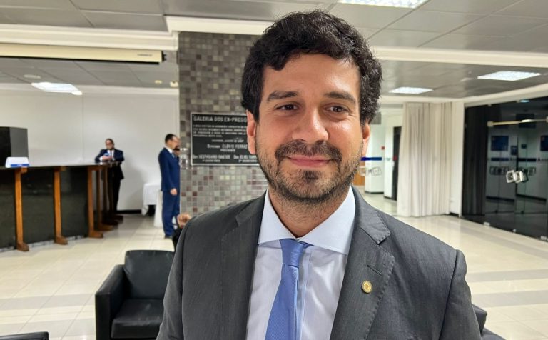 Manoel Rocha propõe PEC para permitir que deputados assumam secretarias municipais