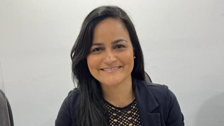 Candidato do PT em Lauro de Freitas diz que vai “tapar a boca” de Débora Régis e é acusado de misoginia e violência política
