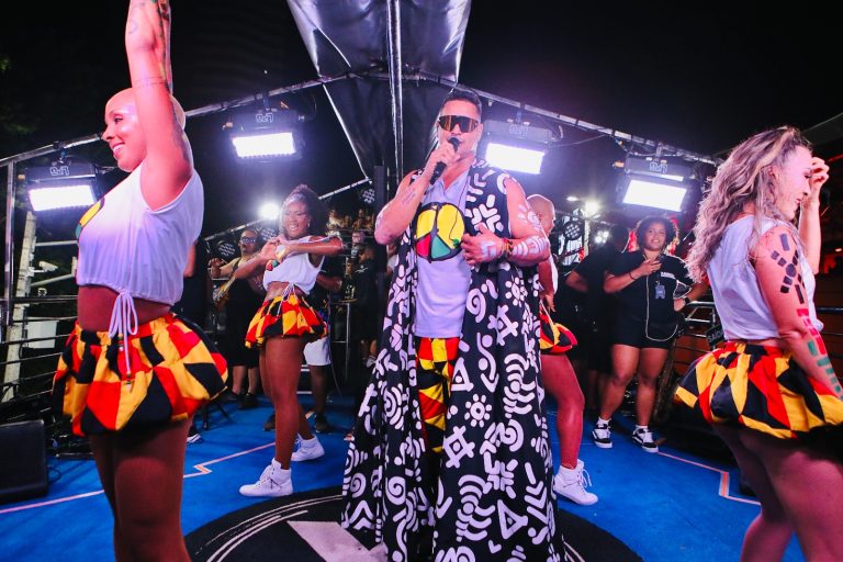 Xanddy arrasta multidão na ‘Melhor Segunda’ e faz homenagem a Timbalada, Olodum e Ilê Aiyê