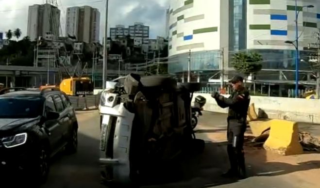 ACIDENTE: Carro tomba após bater em gelo baiano na Avenida Vasco da Gama