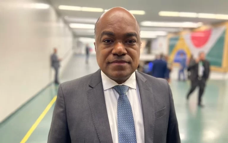 Deputado Samuel Júnior critica governo Lula por propor linha de crédito como solução para pobreza