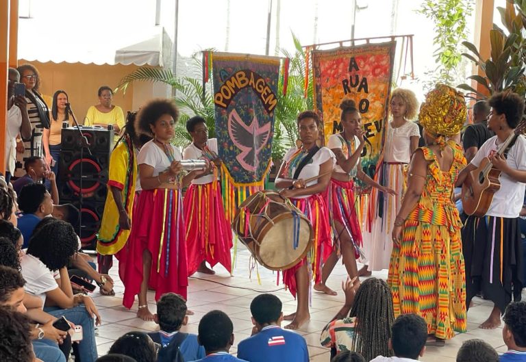 Estudantes visitam Casa do Museu Popular da Bahia em segunda etapa do projeto “Arte de Rua nas Escolas”