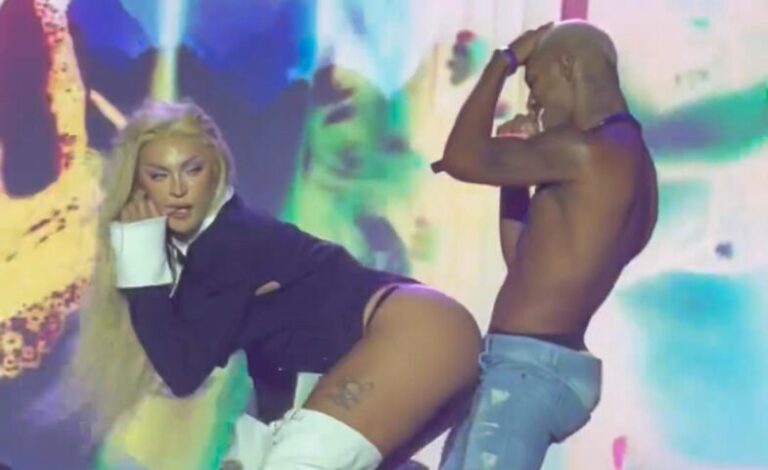 “PENETRA”: Pabllo Vittar joga o bumbum para o Kanalha e público vai à loucura