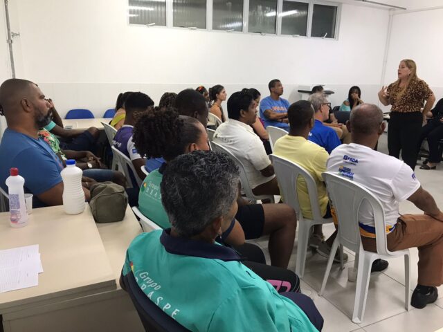Profissionais da Arena Aquática são capacitados para atender alunos PCDs