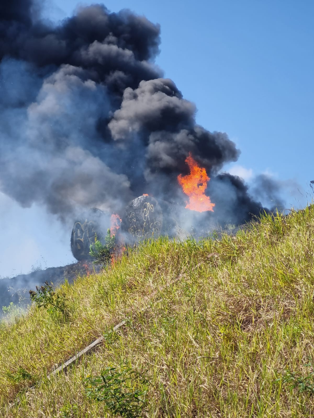 URGENTE: Incêndio atinge antiga usina de asfalto da Sucop em Pirajá 1 - URGENTE: Incêndio atinge antiga usina de asfalto da Sucop em Pirajá