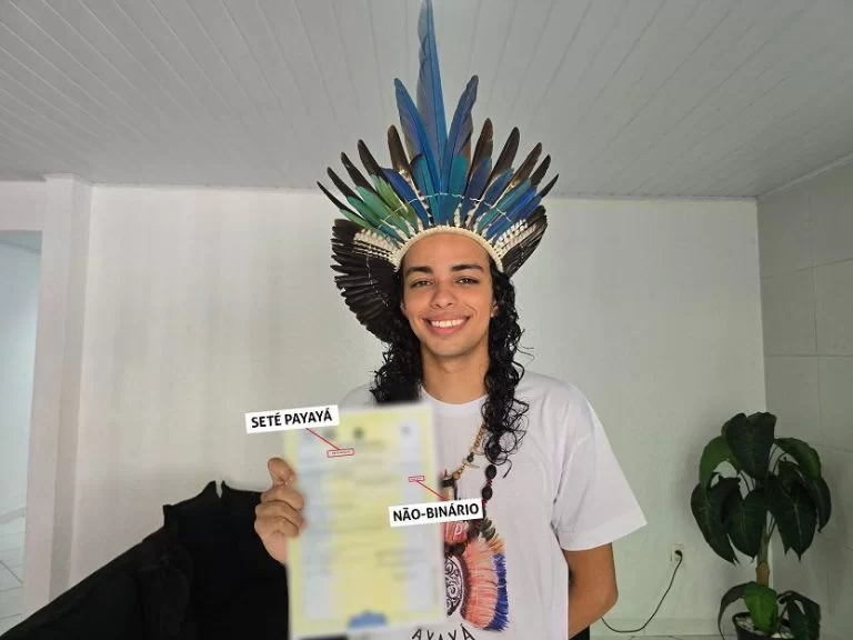 Jovem indígena celebra conquista ao registrar identidade de gênero e nome étnico em documentos