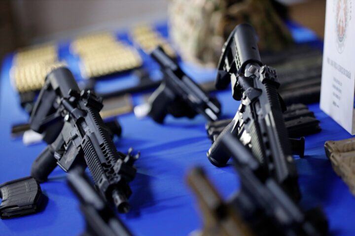 PMs agora podem ter até cinco fuzis em casa, decide exército