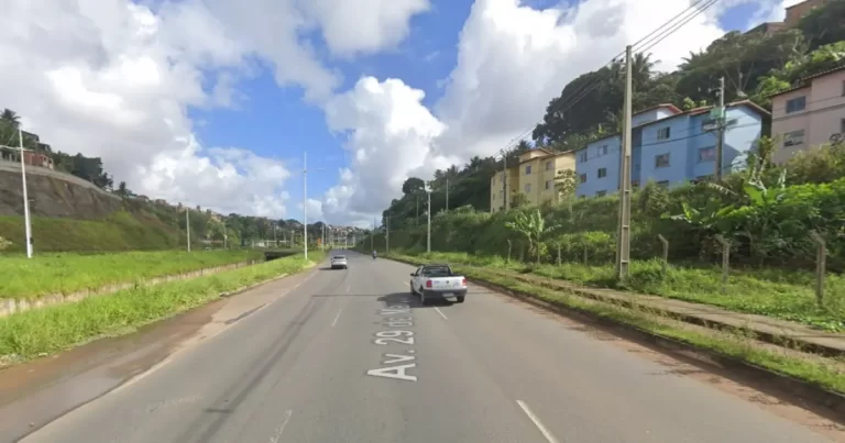 MARCAS DE TIROS: Corpo de homem encontrado na Av. 29 de Março, em Salvador