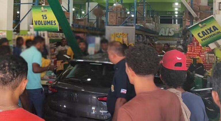 Motorista perde controle da direção e carro invade supermercado em Ilhéus