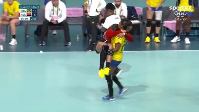 AQUI TEM FAIR PLAY! Jogadora brasileira pega rival machucada no colo para ajudá-la
