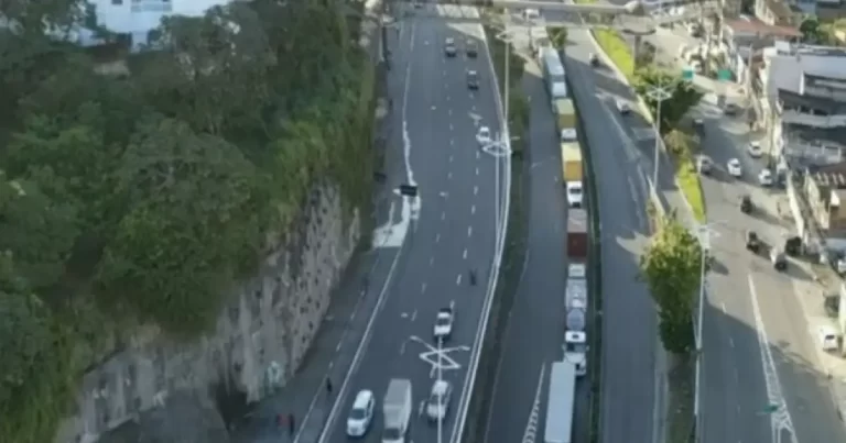 Instabilidade no sistema de acesso ao Porto de Salvador provoca 6 km de fila de caminhões