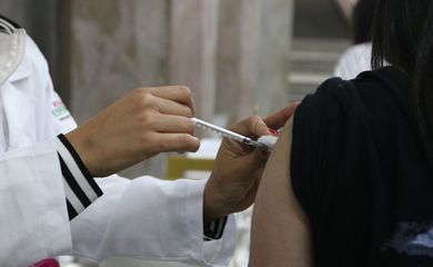 Fiocruz mantém alerta para alta de casos graves de covid-19