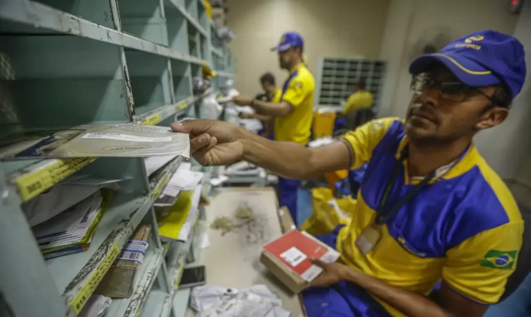 Correios tentam reverter prejuízo bilionário com corte de salários, suspensão de férias e PDV