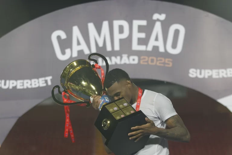 ALFINETADA: ‘Deixamos o Vitória ter a esperança de que seria campeão’, provoca Jean Lucas após título do Bahia