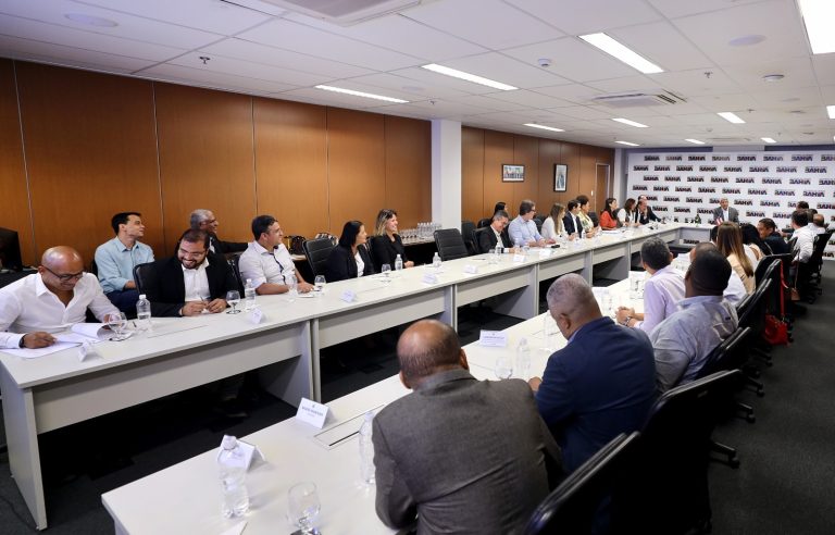 Em reunião com prefeito de Pojuca, Jerônimo entrega ambulância, kits de saúde e ônibus escolar para o município