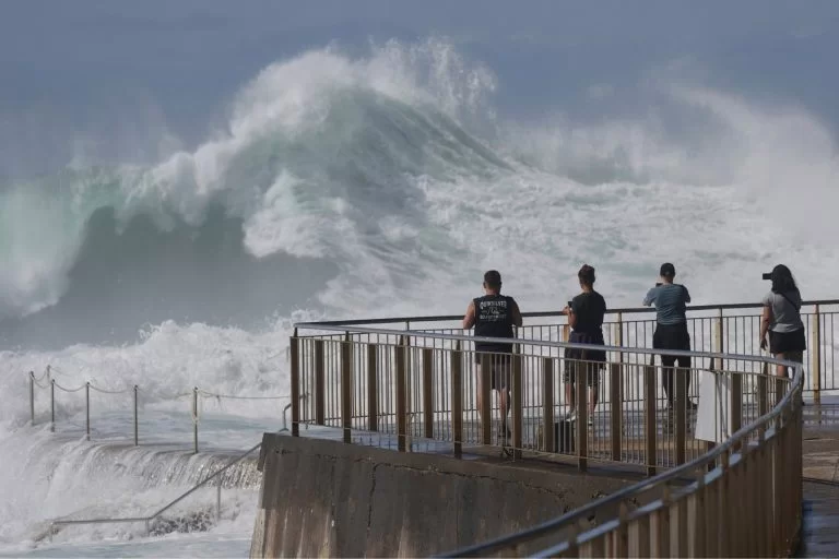 MAR AGITADO: Seis morrem e dois desaparecem após ondas gigantes atingirem costa leste da Austrália